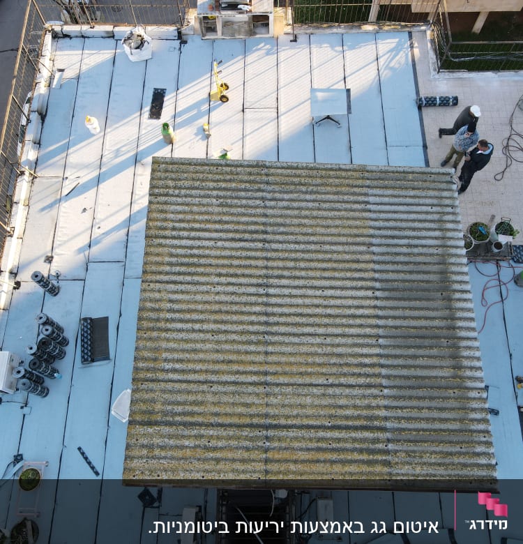 גג עם יריעות איטום, פועלים וכלי עבודה